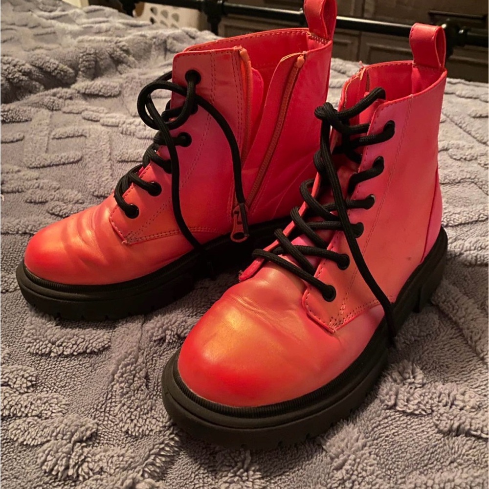 art class Bright Pink Lace-Up Kids Combat Boots with Black Soles